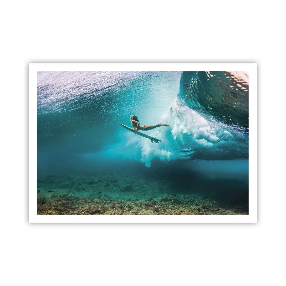 Plakat - Surferka pod falą w błękitnej wodzie oceanu - 100x70cm - Podwodny świat - Nowoczesna dekoracja ścienna do salonu i sypialni ARTTOR