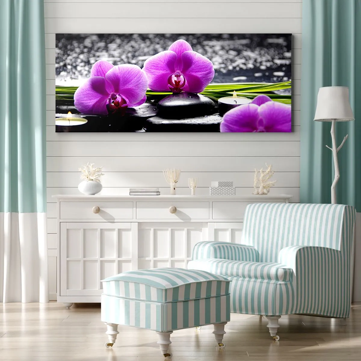 Obraz na płótnie - Fioletowe orchidee na tle kamieni i świeczek w relaksacyjnej scenerii - 140x50cm - Utonąć w ciszy i spokoju - Nowoczesna dekoracja ścienna do salonu i sypialni ARTTOR