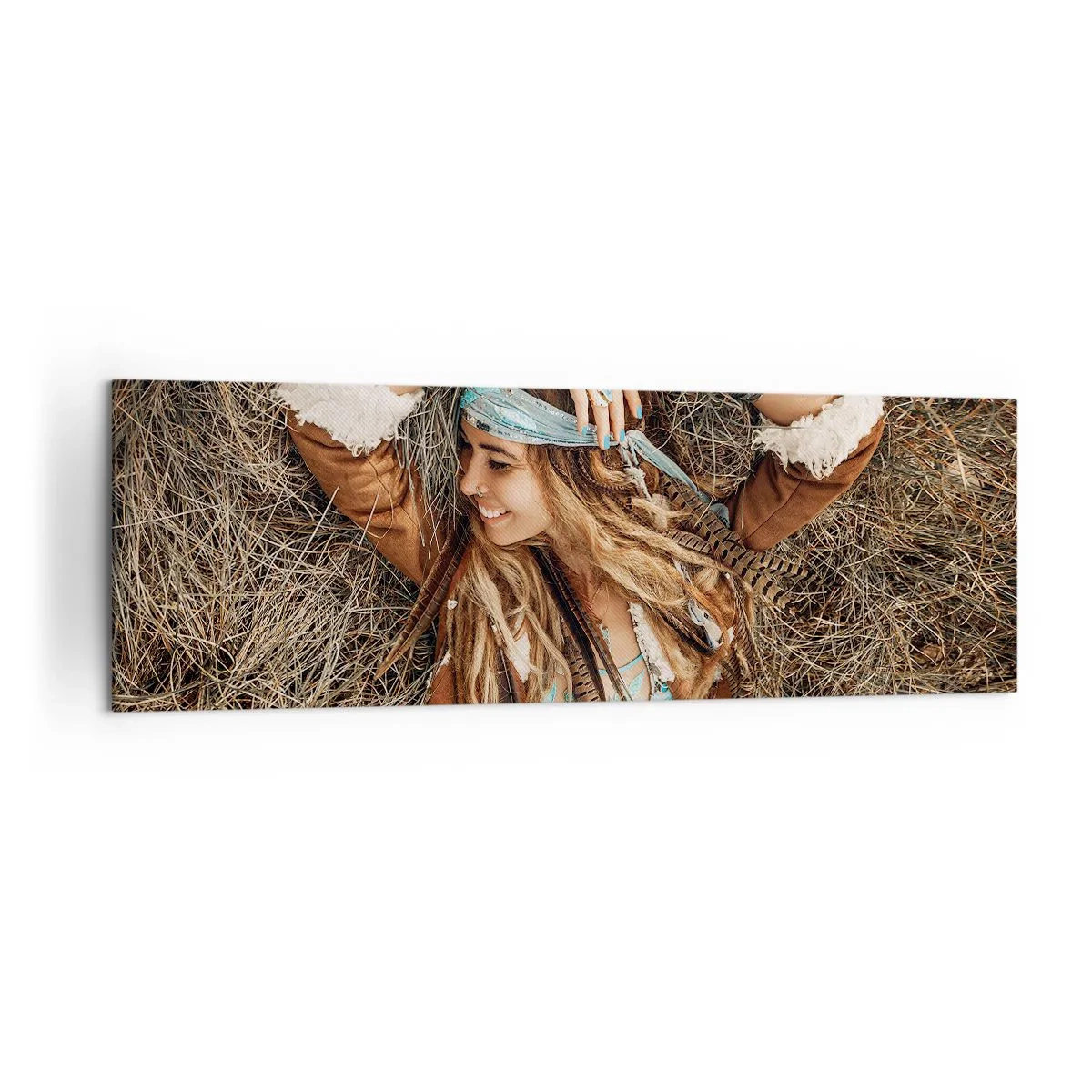 Obraz na płótnie - Kobieta w stylu boho leżąca na sianie - 160x50cm - W drodze do lata miłości - Nowoczesna dekoracja ścienna do salonu i sypialni ARTTOR
