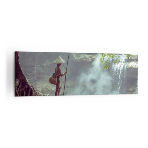 Obraz na płótnie - Postać z włócznią przy wodospadzie w tropikalnym lesie - 160x50cm - Zaprzyjaźniony z naturą - Nowoczesna dekoracja ścienna do salonu i sypialni ARTTOR