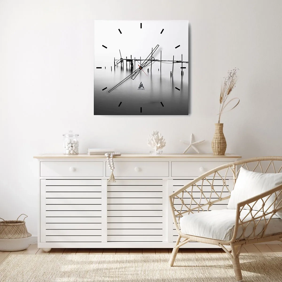 Zegar ścienny - Czarno-biały pomost zanurzony w mglistym krajobrazie - 30x30cm - A jeśli świata nie ma? - Nowoczesna dekoracja ścienna do salonu i sypialni ARTTOR
