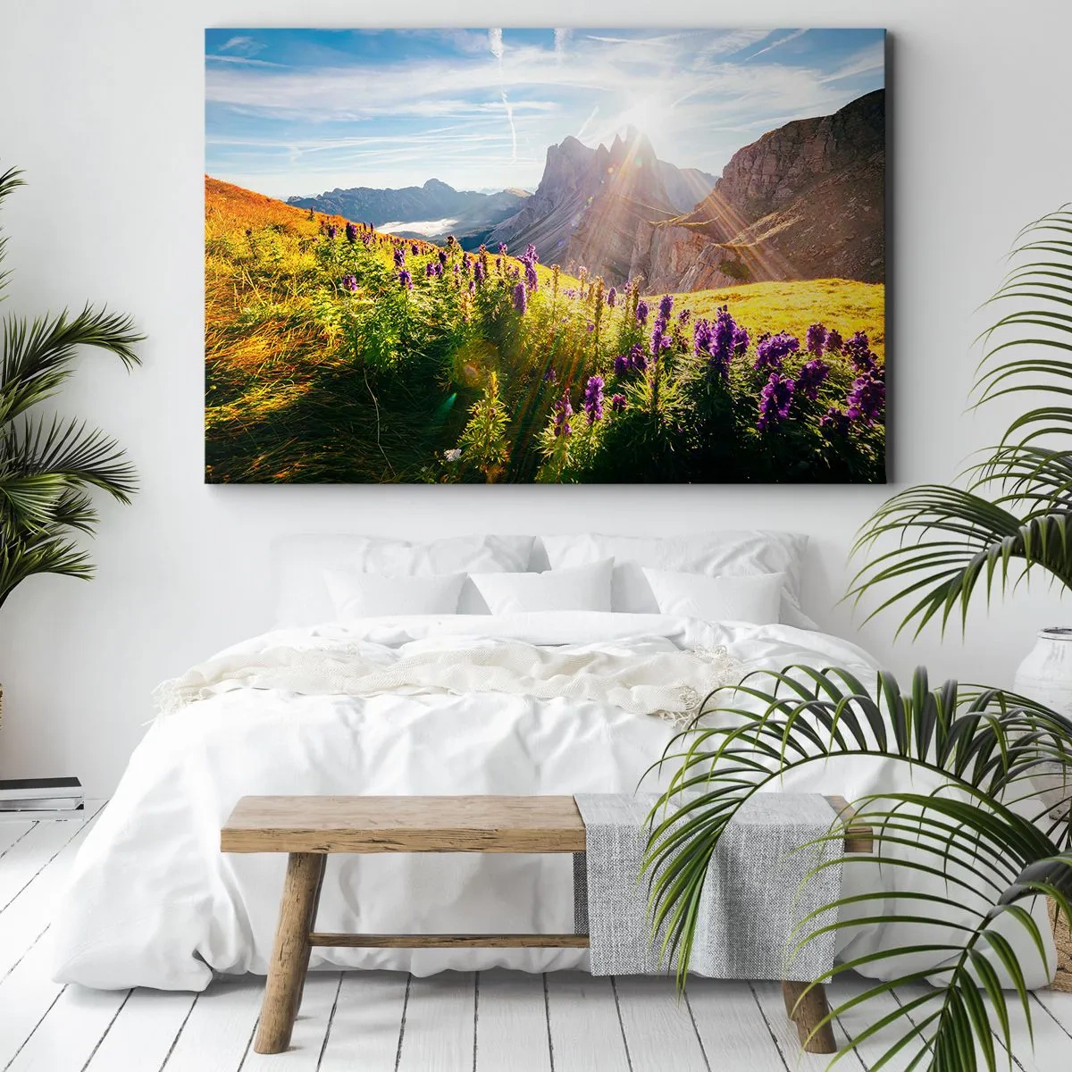 Obraz na płótnie - Górski krajobraz z kwiatami w świetle wschodzącego słońca - 70x50cm - Sekretne życie ziół - Nowoczesna dekoracja ścienna do salonu i sypialni ARTTOR