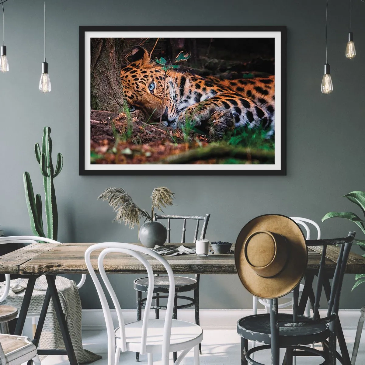 Plakat w czarnej ramie - Leżący lampart w cieniu drzew - 100x70cm - Zaufaj mi - Nowoczesna dekoracja ścienna do salonu i sypialni ARTTOR