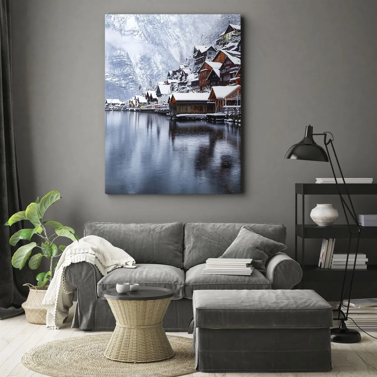 Obraz na płótnie - Malownicza zimowa wioska nad jeziorem otoczona górami - 50x70cm - W zimowej dekoracji - Nowoczesna dekoracja ścienna do salonu, kuchni i sypialni ARTTOR