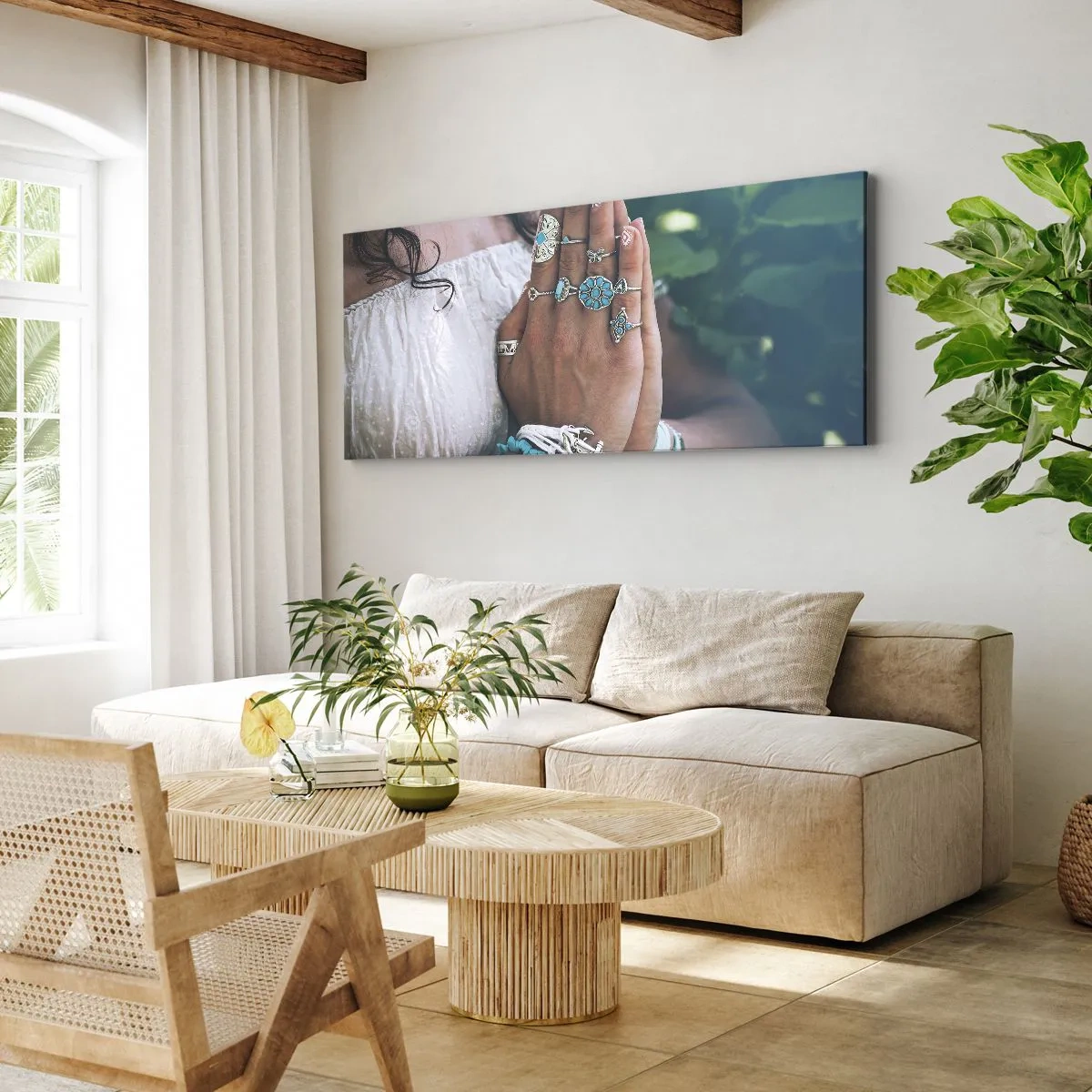 Obraz na płótnie - Ręce ozdobione biżuterią w stylu boho - 140x50cm - Witaj w centrum bytu - Nowoczesna dekoracja ścienna do salonu i sypialni ARTTOR
