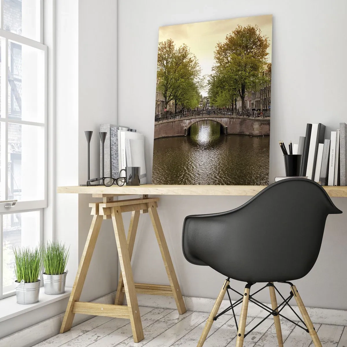 Obraz na szkle - Kanał i most w otoczeniu kamienic w Amsterdamie - 50x70cm - Łodzią czy rowerem? - Nowoczesna dekoracja ścienna do salonu, kuchni i sypialni ARTTOR