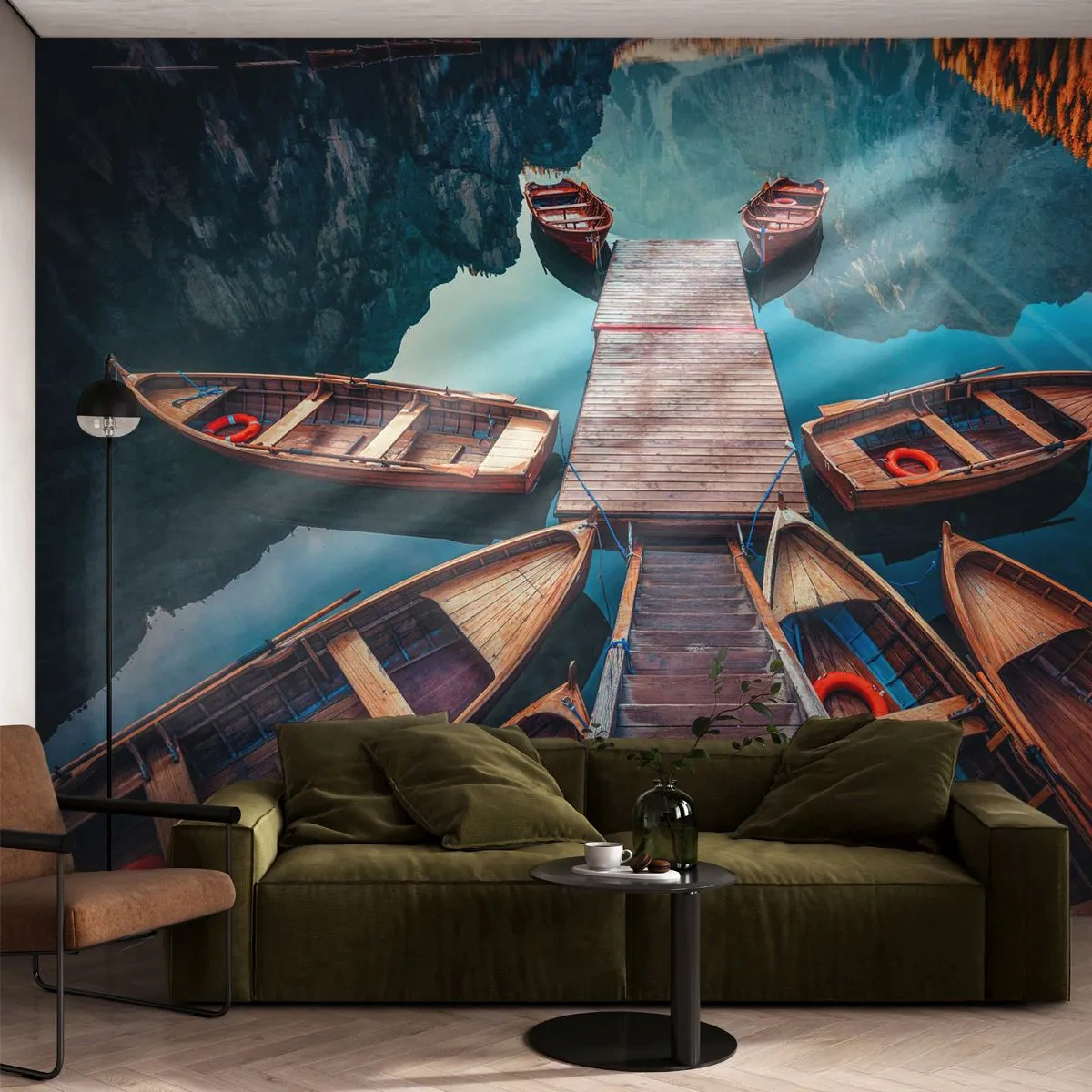 Fototapeta Standard Eco - Drewniane łodzie przy pomoście na górskim jeziorze - 100x70cm - Czekam na przystani - Nowoczesna dekoracja ścienna do salonu i sypialni ARTTOR