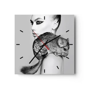 Zegar ścienny - Stylizowana kobieta z szynszylą w eleganckiej czarno-białej kompozycji - 30x30cm - Dama z szynszylą - Nowoczesna dekoracja ścienna do salonu i sypialni ARTTOR