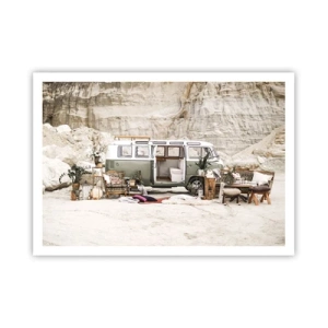 Plakat - Retro camper z aranżacją boho na tle skalistego krajobrazu - 100x70cm - Podróż czas zacząć - Nowoczesna dekoracja ścienna do salonu i sypialni ARTTOR