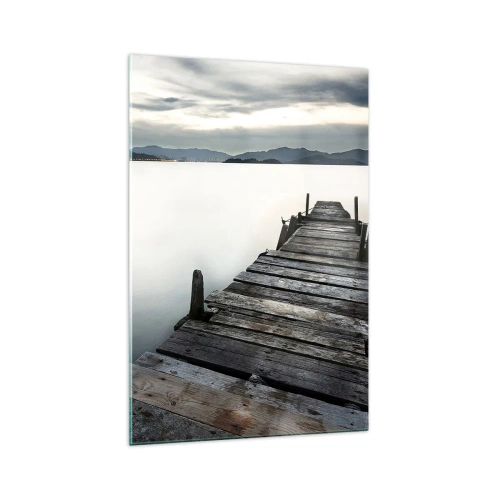 Obraz na szkle - Drewniany pomost prowadzący w stronę spokojnego jeziora - 70x100cm - Zanurzyć się w spokoju - Nowoczesna dekoracja ścienna do salonu i sypialni ARTTOR