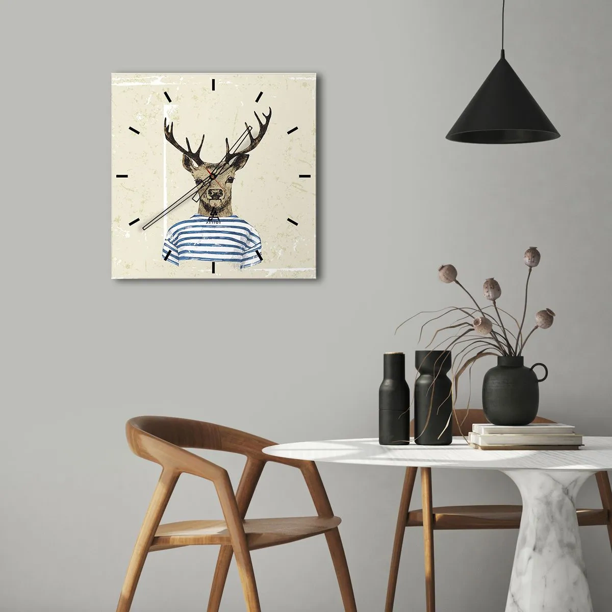 Zegar ścienny - Jeleń w koszulce w paski na jasnym tle z delikatną teksturą - 30x30cm - Bo lubię koszulki w paski! - Nowoczesna dekoracja ścienna do salonu i sypialni ARTTOR