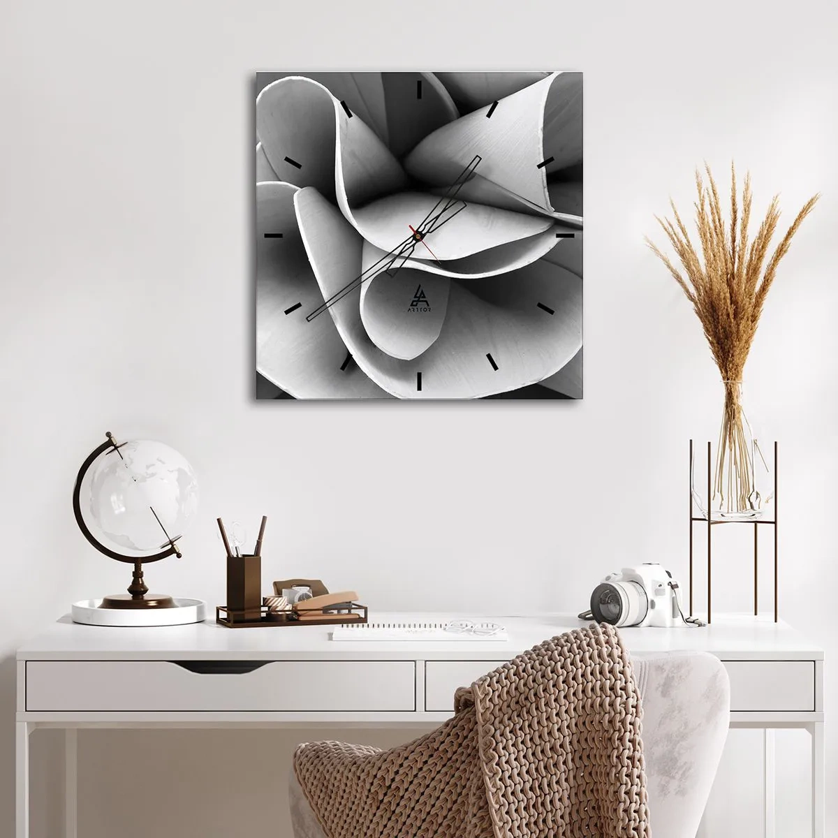 Zegar ścienny - Czarno-białe detale abstrakcyjnych form - 30x30cm - Dzieje się w przestrzeni - Nowoczesna dekoracja ścienna do salonu i sypialni ARTTOR