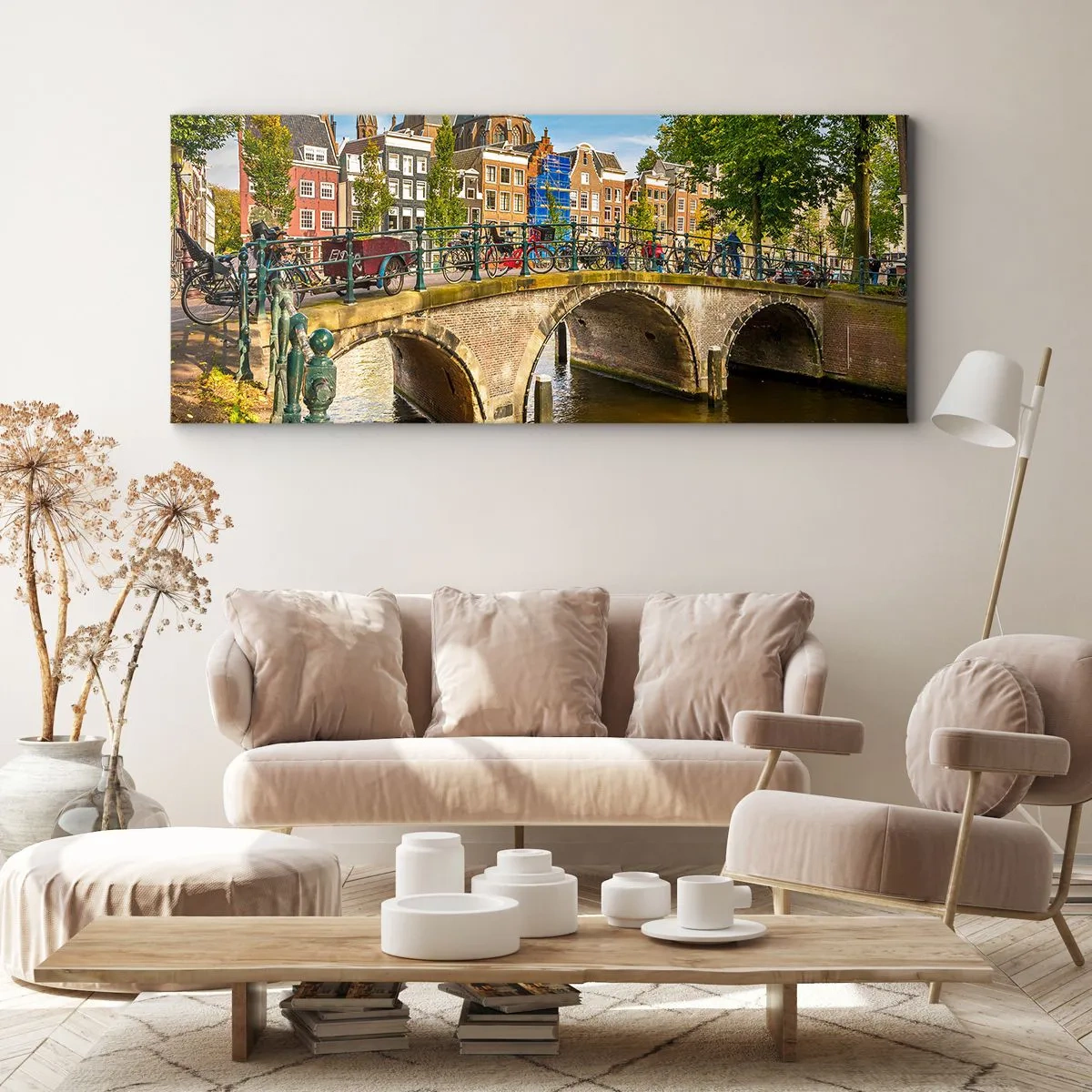 Obraz na płótnie - Malowniczy kanał z mostem w Amsterdamie - 140x50cm - Wiosna nad kanałem - Nowoczesna dekoracja ścienna do salonu i sypialni ARTTOR