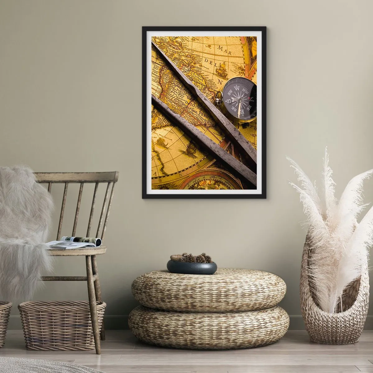 Plakat w czarnej ramie - Stara mapa z kompasem i narzędziami nawigacyjnymi - 50x70cm - Gdze te skarby? - Nowoczesna dekoracja ścienna do salonu i sypialni ARTTOR