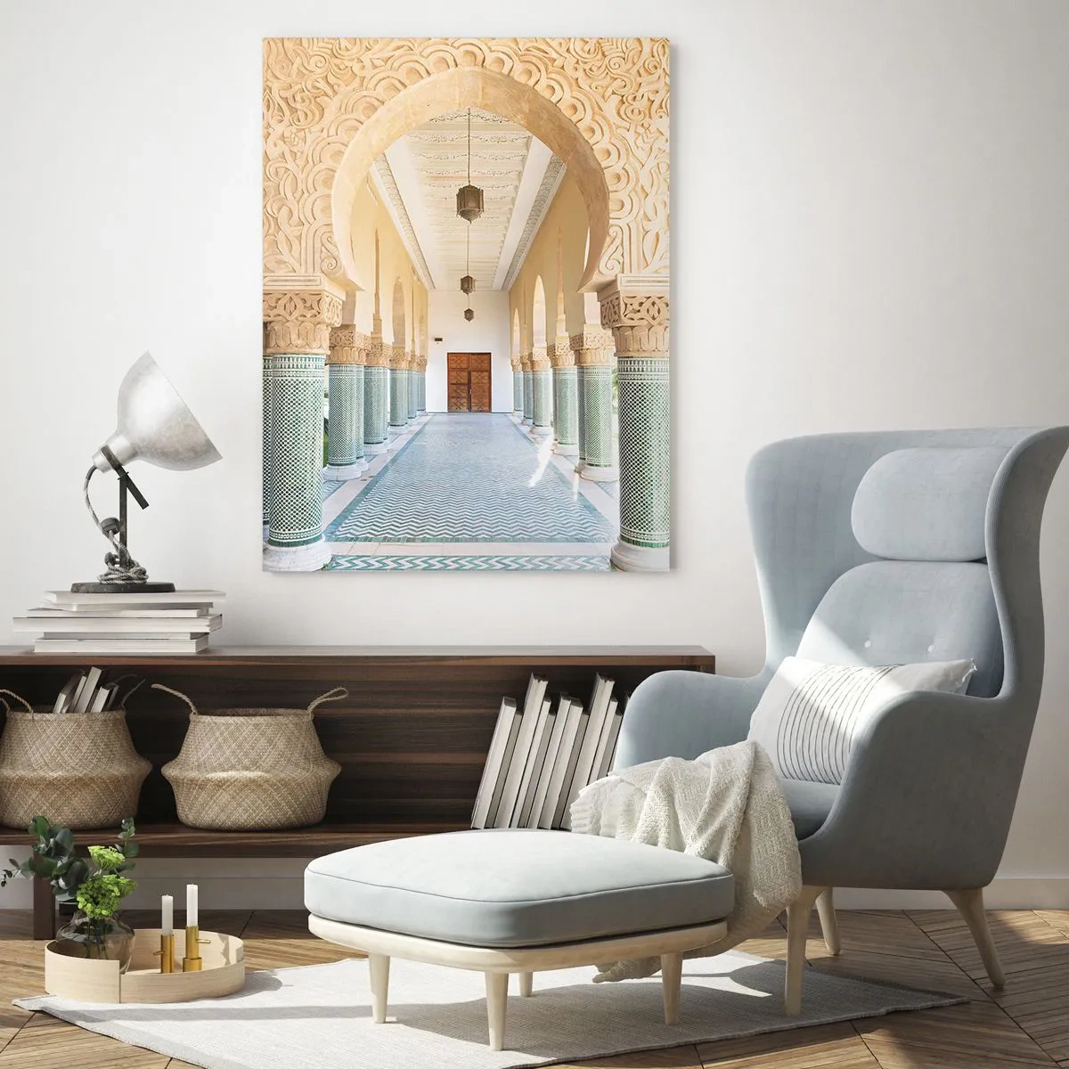 Obraz na szkle - Orientalny korytarz z bogato zdobionymi łukami i mozaikowymi kolumnami - 70x100cm - Z opowieści Szeherezady - Nowoczesna dekoracja ścienna do salonu i sypialni ARTTOR