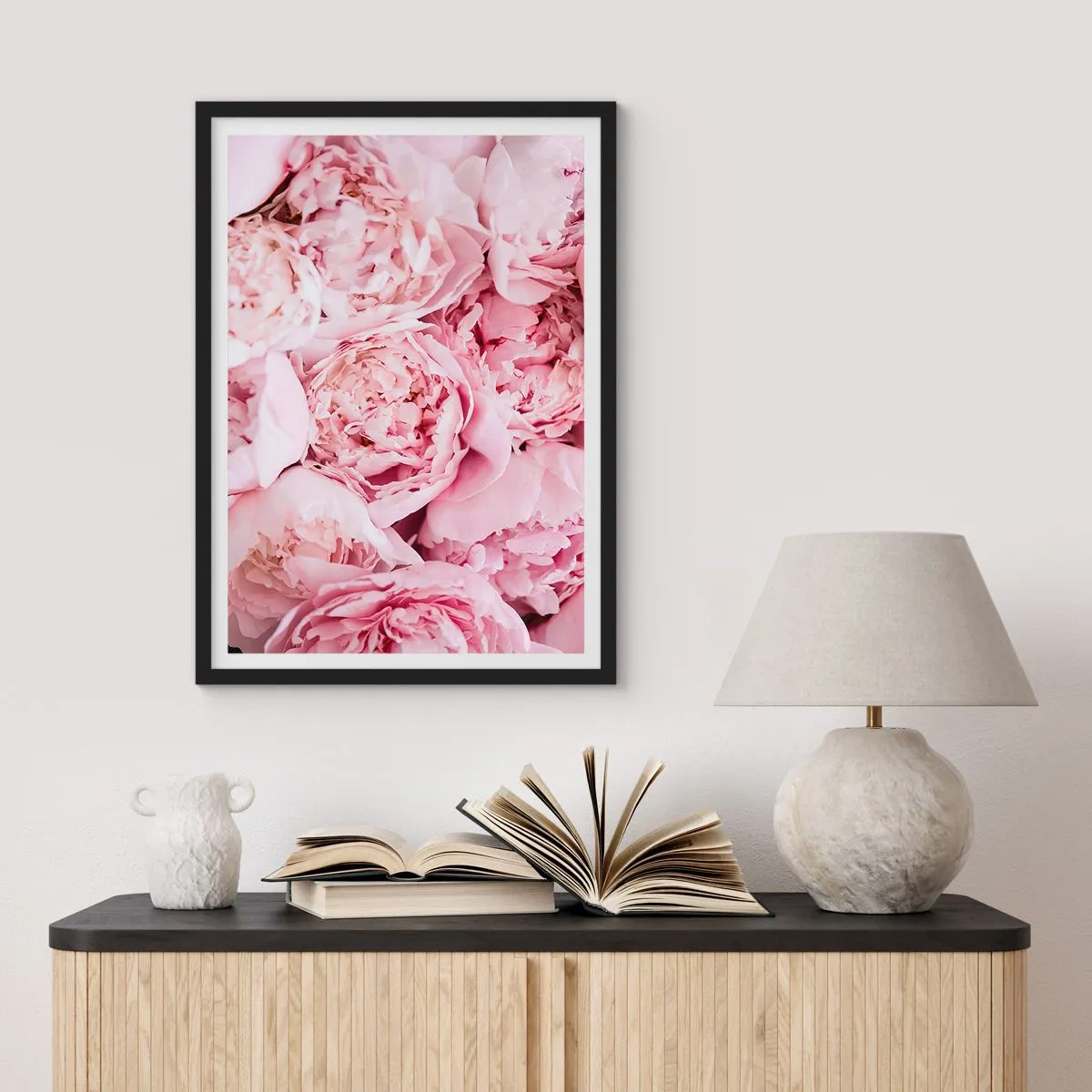 Plakat w czarnej ramie - Zbliżenie na delikatne różowe piwonie w pełnym rozkwicie - 50x70cm - Przytulone i pachnące - Nowoczesna dekoracja ścienna do salonu i sypialni ARTTOR