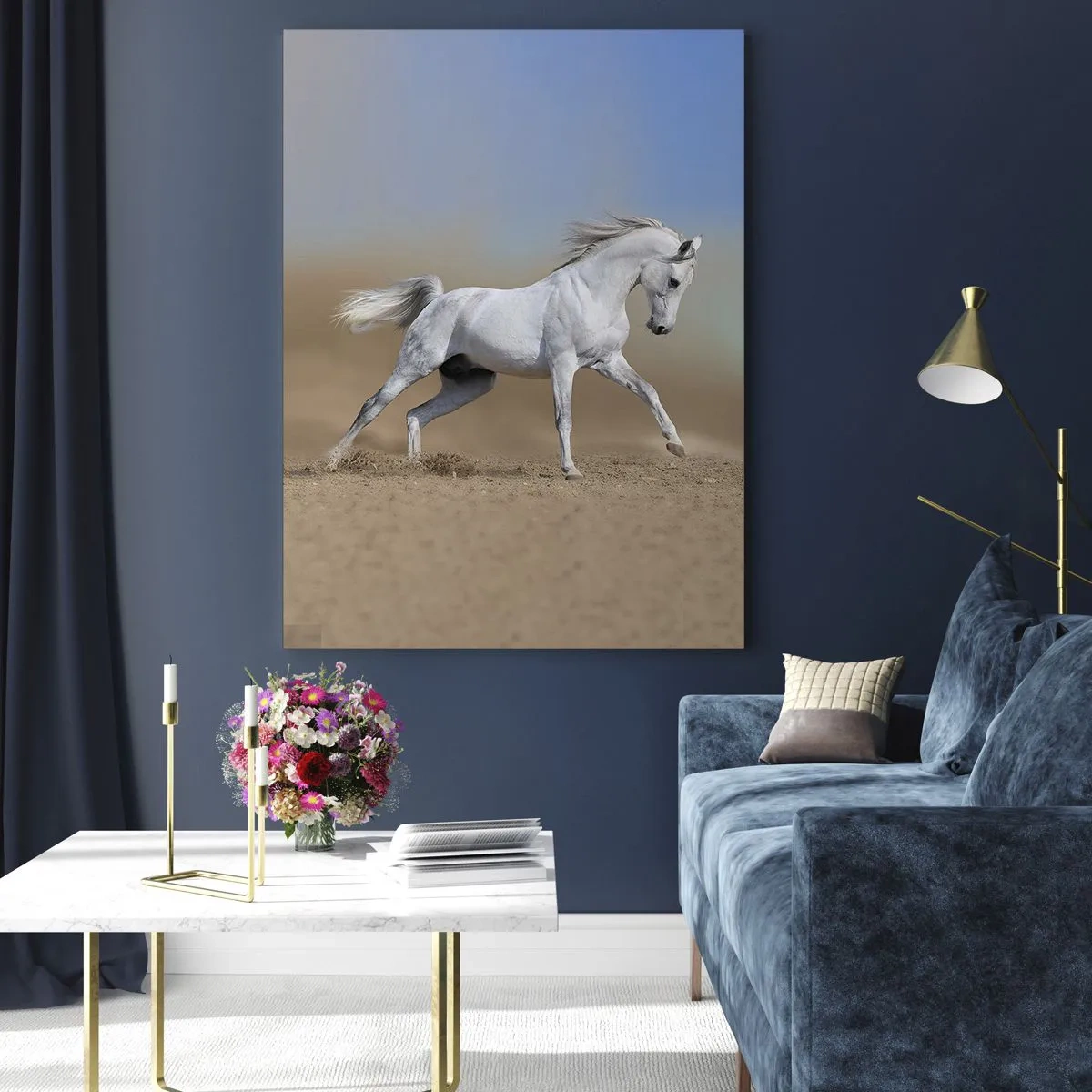 Obraz na szkle - Biały koń galopujący po piaszczystym podłożu - 50x70cm - Najpiękniejsza arabska baśń - Nowoczesna dekoracja ścienna do salonu, kuchni i sypialni ARTTOR