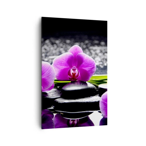 Obraz na płótnie - Fioletowe orchidee na tle kamieni i świeczek w relaksacyjnej scenerii - 80x120cm - Utonąć w ciszy i spokoju - Nowoczesna dekoracja ścienna do salonu i sypialni ARTTOR