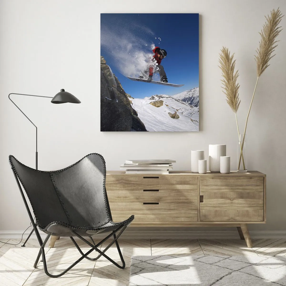 Obraz na szkle - Snowboardzista skaczący ze skały na tle górskiego krajobrazu - 80x120cm - I stałeś się częścią przestrzeni - Nowoczesna dekoracja ścienna do salonu i sypialni ARTTOR