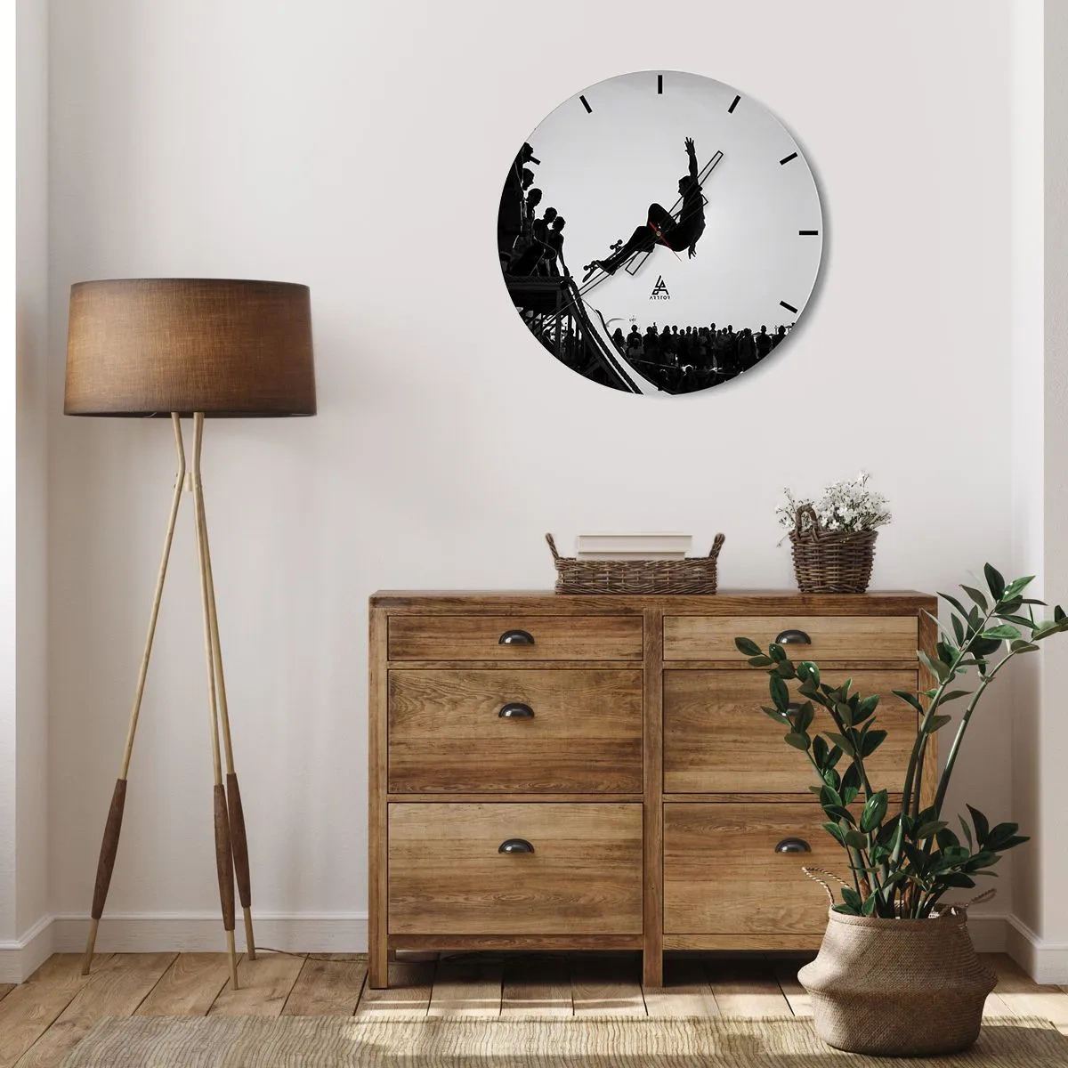 Zegar ścienny - Czarnobiały motyw deskorolkarza na rampie w tłumie ludzi - 30x30cm - Bohaterowie i widzowie - Nowoczesna dekoracja ścienna do salonu, kuchni i sypialni ARTTOR