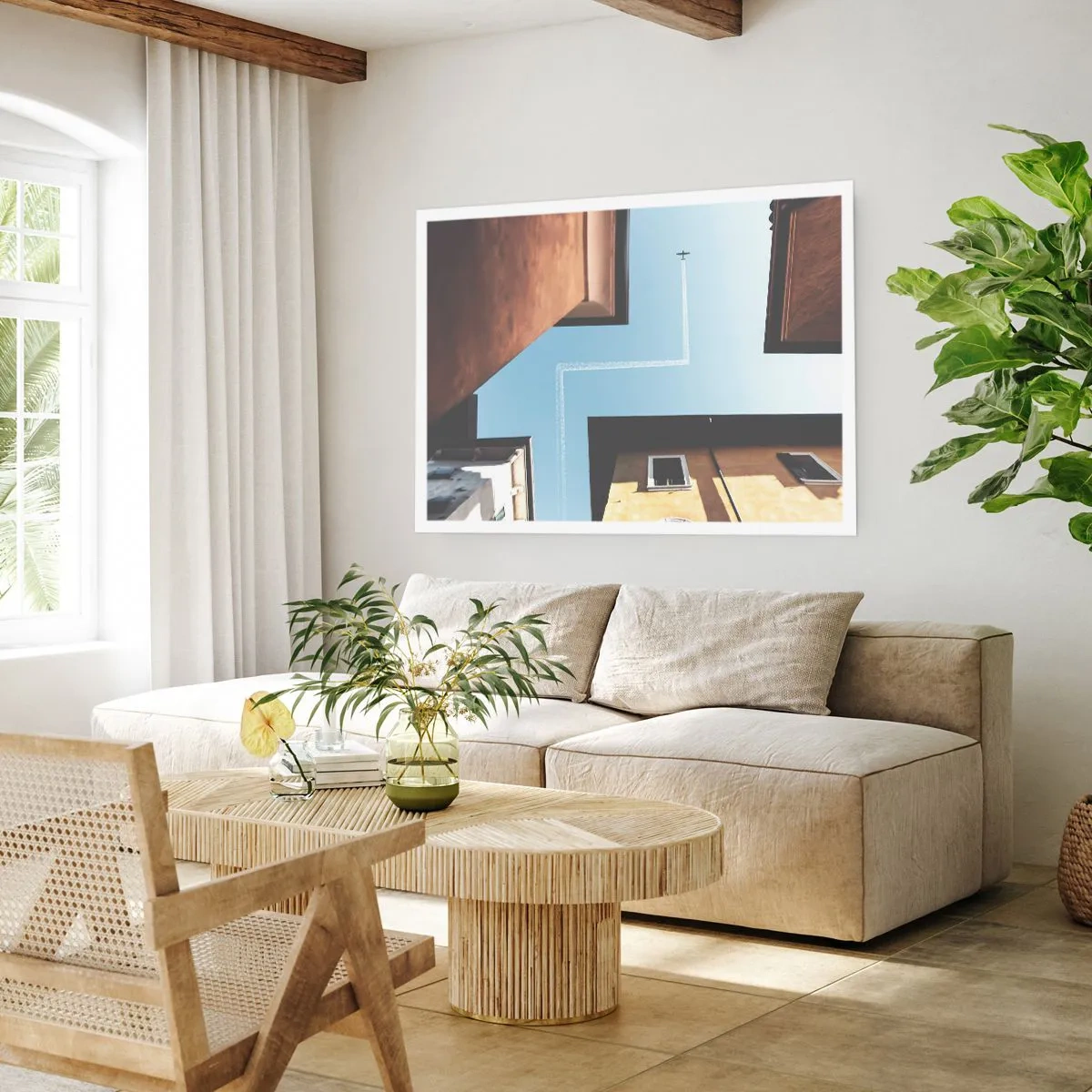 Plakat - Widok na samolot i ślad na niebie z perspektywy ulicy - 100x70cm - Ponad miejskim labiryntem - Nowoczesna dekoracja ścienna do salonu i sypialni ARTTOR