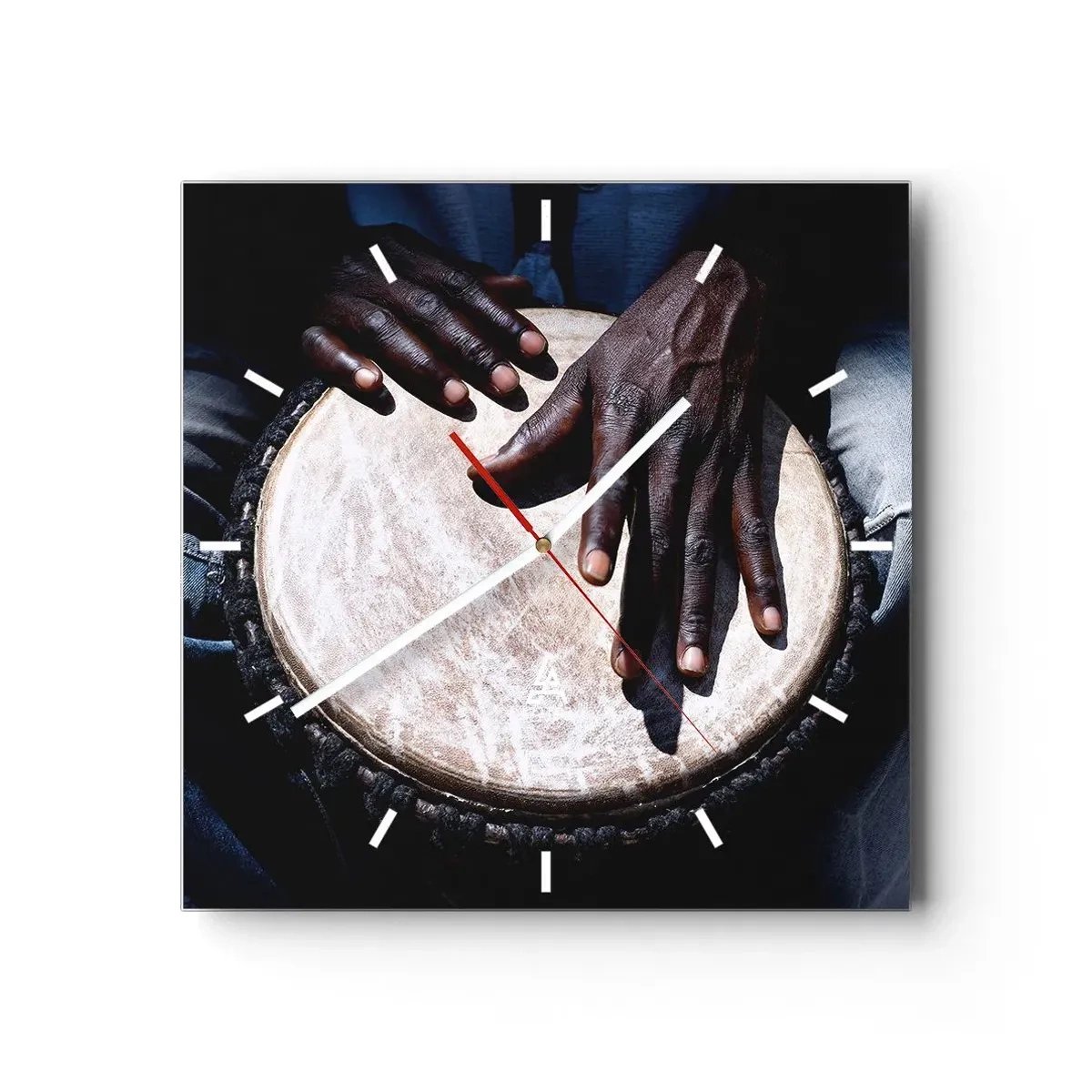 Zegar ścienny - Ręce grające na bębnie djembe w dynamicznej kompozycji - 30x30cm - Żyj w swoim rytmie - Nowoczesna dekoracja ścienna do salonu i sypialni ARTTOR