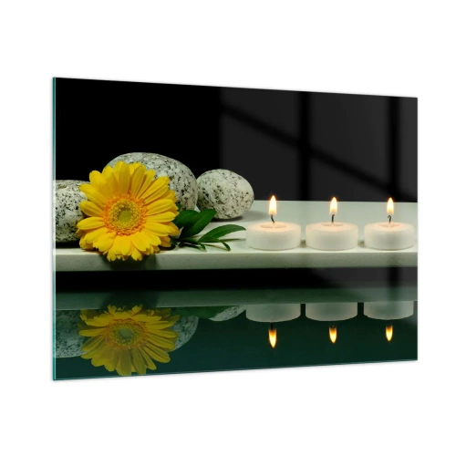Obraz na szkle - Świece, kamienie i żółty kwiat odbite w wodzie - 100x70cm - Ukojenie zmysłów - Nowoczesna dekoracja ścienna do salonu, kuchni i sypialni ARTTOR