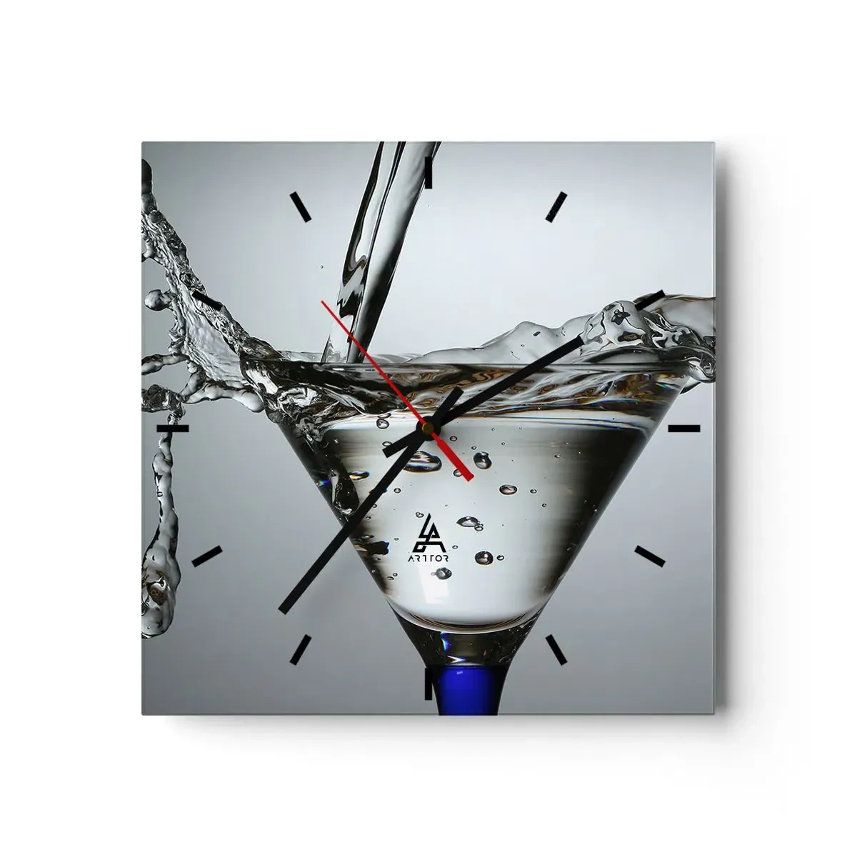 Zegar ścienny - Szklanka martini z dynamicznym rozpryskiem wody na jasnym tle. - 30x30cm - Nad brzegiem pucharu - Nowoczesna dekoracja ścienna do salonu i sypialni ARTTOR