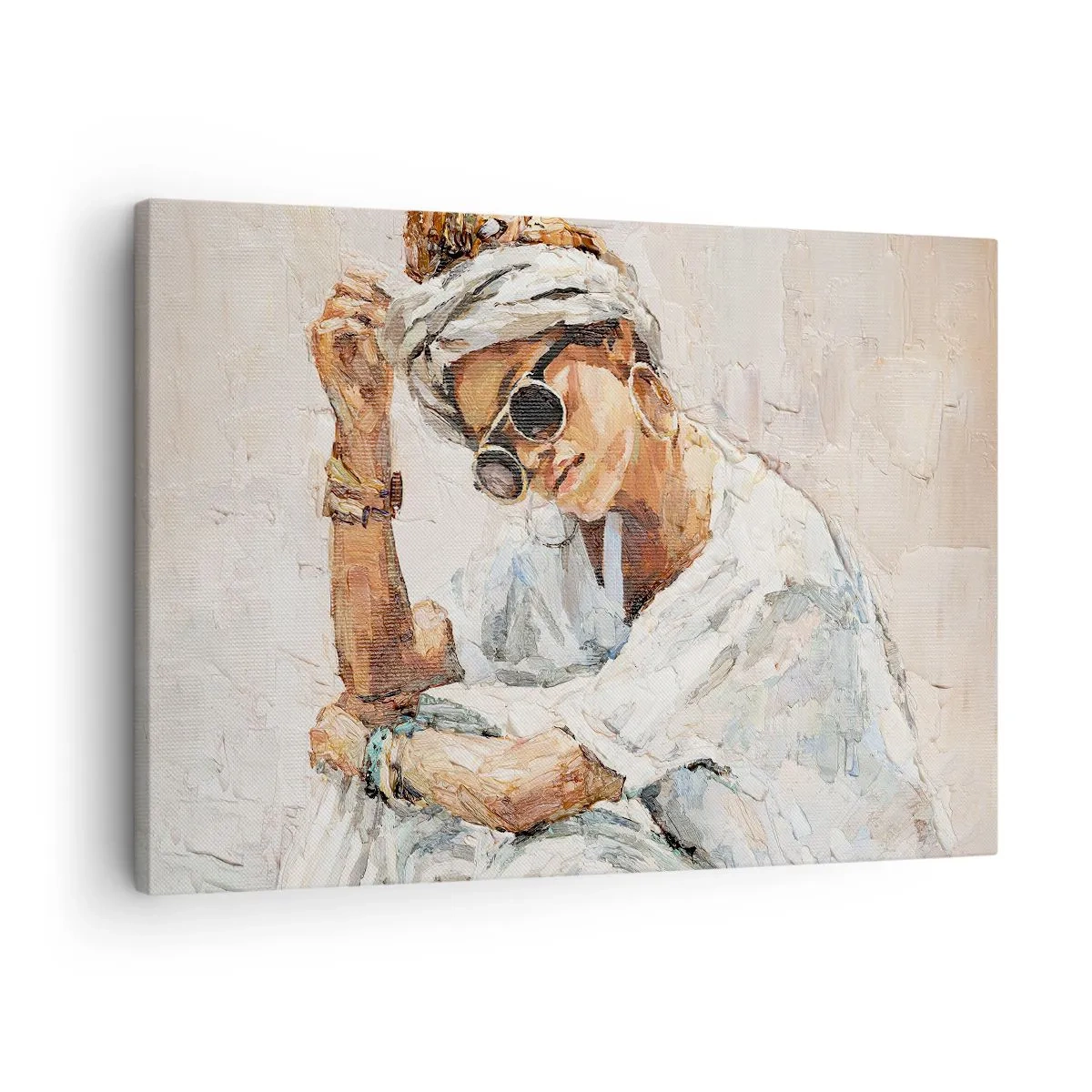 Obraz na płótnie - Portret kobiety w okularach przeciwsłonecznych na tle jasnej ściany - 70x50cm - Portret w pełnym słońcu - Nowoczesna dekoracja ścienna do salonu i sypialni ARTTOR
