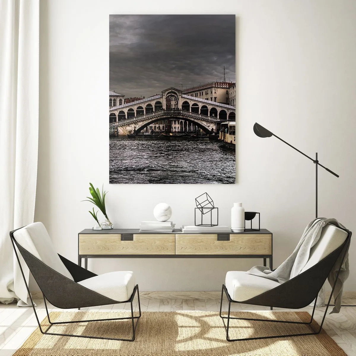 Obraz na szkle - Most Rialto na tle pochmurnego nieba - 50x70cm - Obietnica weneckiego wieczoru - Nowoczesna dekoracja ścienna do salonu, kuchni i sypialni ARTTOR