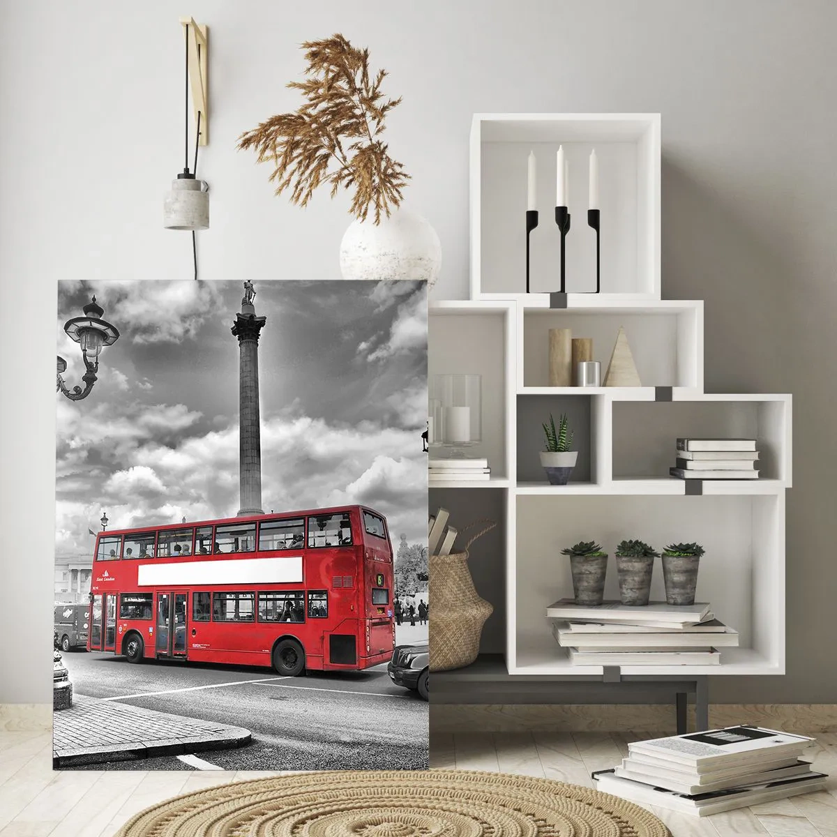 Obraz na szkle - Czerwony autobus na tle czarno-białego miejskiego krajobrazu - 50x70cm - Prawdziwy krwioobieg miasta - Nowoczesna dekoracja ścienna do salonu, kuchni i sypialni ARTTOR