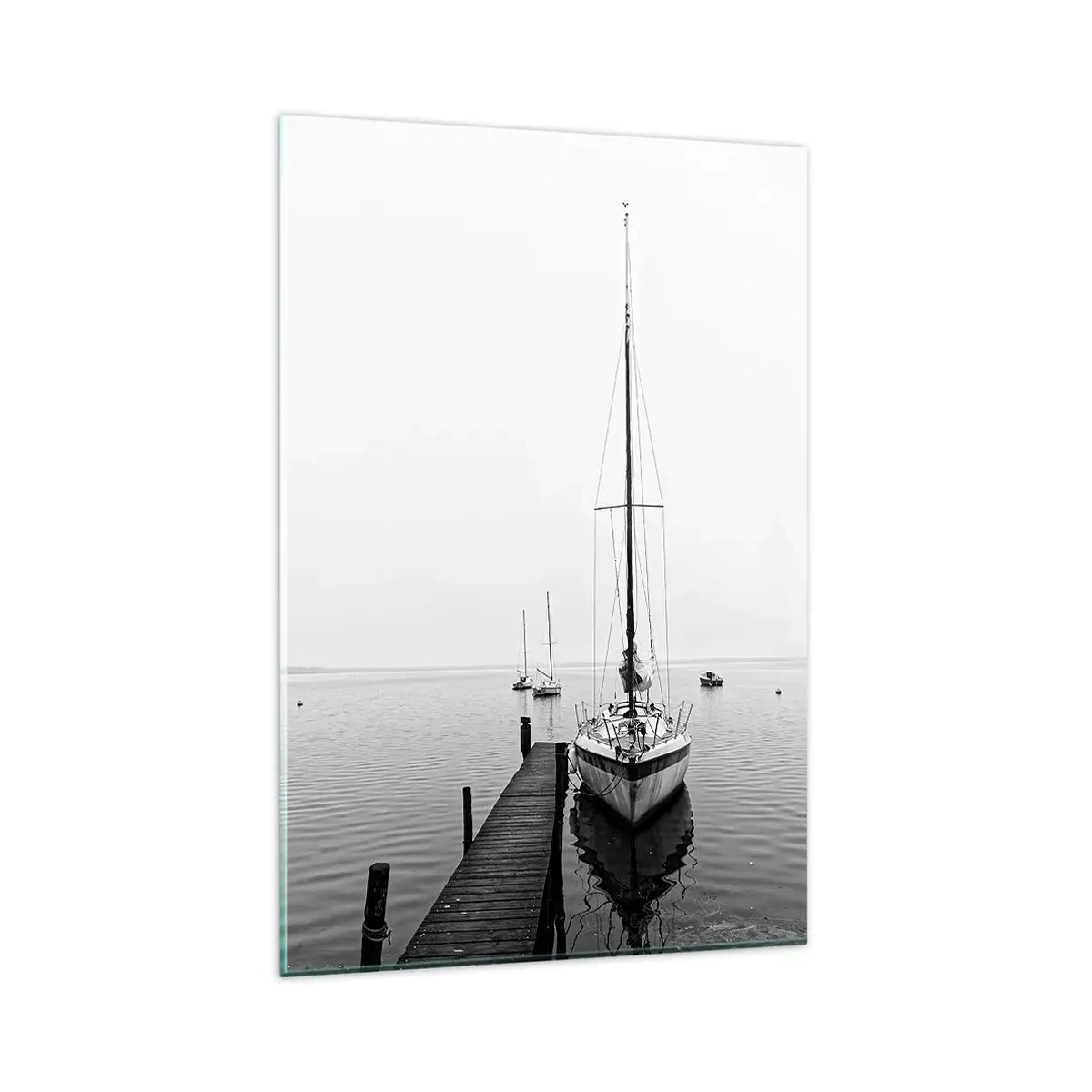 Obraz na szkle - Czarno-biała fotografia jachtu zacumowanego przy drewnianym pomoście na spokojnym jeziorze - 80x120cm - Gotowy do drogi - Nowoczesna dekoracja ścienna do salonu i sypialni ARTTOR
