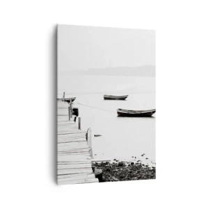 Obraz na płótnie - Drewniane molo i łodzie na spokojnej wodzie - 70x100cm - Nad wodą cichą i czystą - Nowoczesna dekoracja ścienna do salonu i sypialni ARTTOR