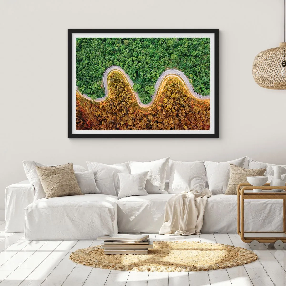 Plakat w czarnej ramie - Zakręcona droga przez las widziana z lotu ptaka - 70x50cm - Granice i przełomy - Nowoczesna dekoracja ścienna do salonu i sypialni ARTTOR