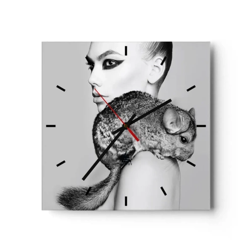 Zegar ścienny - Stylizowana kobieta z szynszylą w eleganckiej czarno-białej kompozycji - 30x30cm - Dama z szynszylą - Nowoczesna dekoracja ścienna do salonu i sypialni ARTTOR