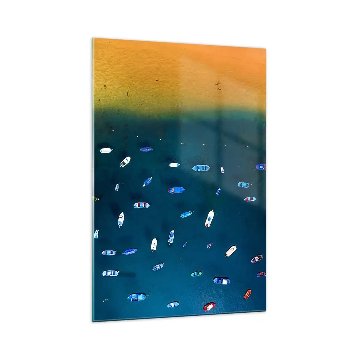 Obraz na szkle - Widok z lotu ptaka na łodzie na wodzie i piaszczysty brzeg - 70x100cm - Wakacyjna gra - Nowoczesna dekoracja ścienna do salonu i sypialni ARTTOR