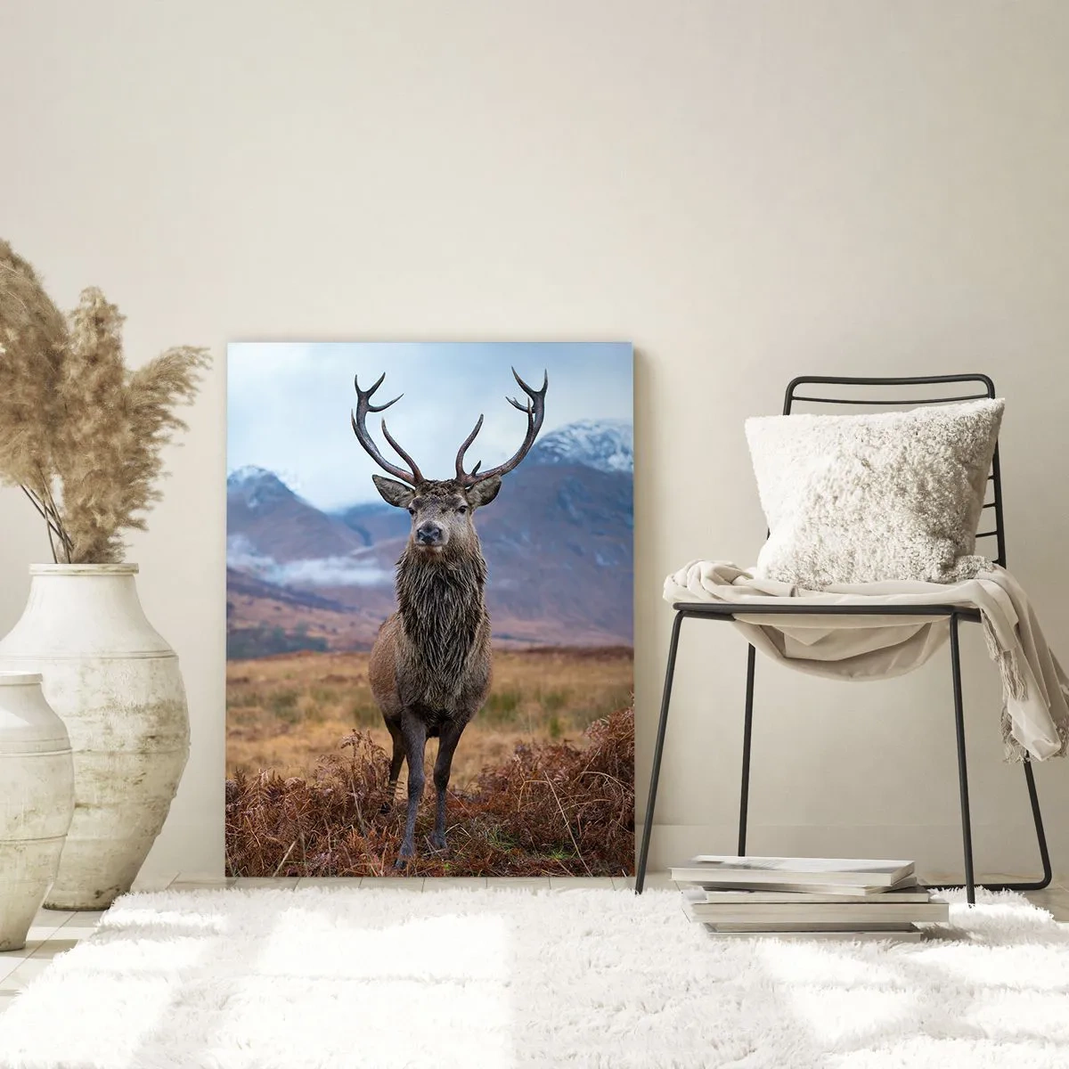 Obraz na szkle - Dumny jeleń stojący na łące z górskim tłem - 80x120cm - Na własnej ziemi - Nowoczesna dekoracja ścienna do salonu i sypialni ARTTOR