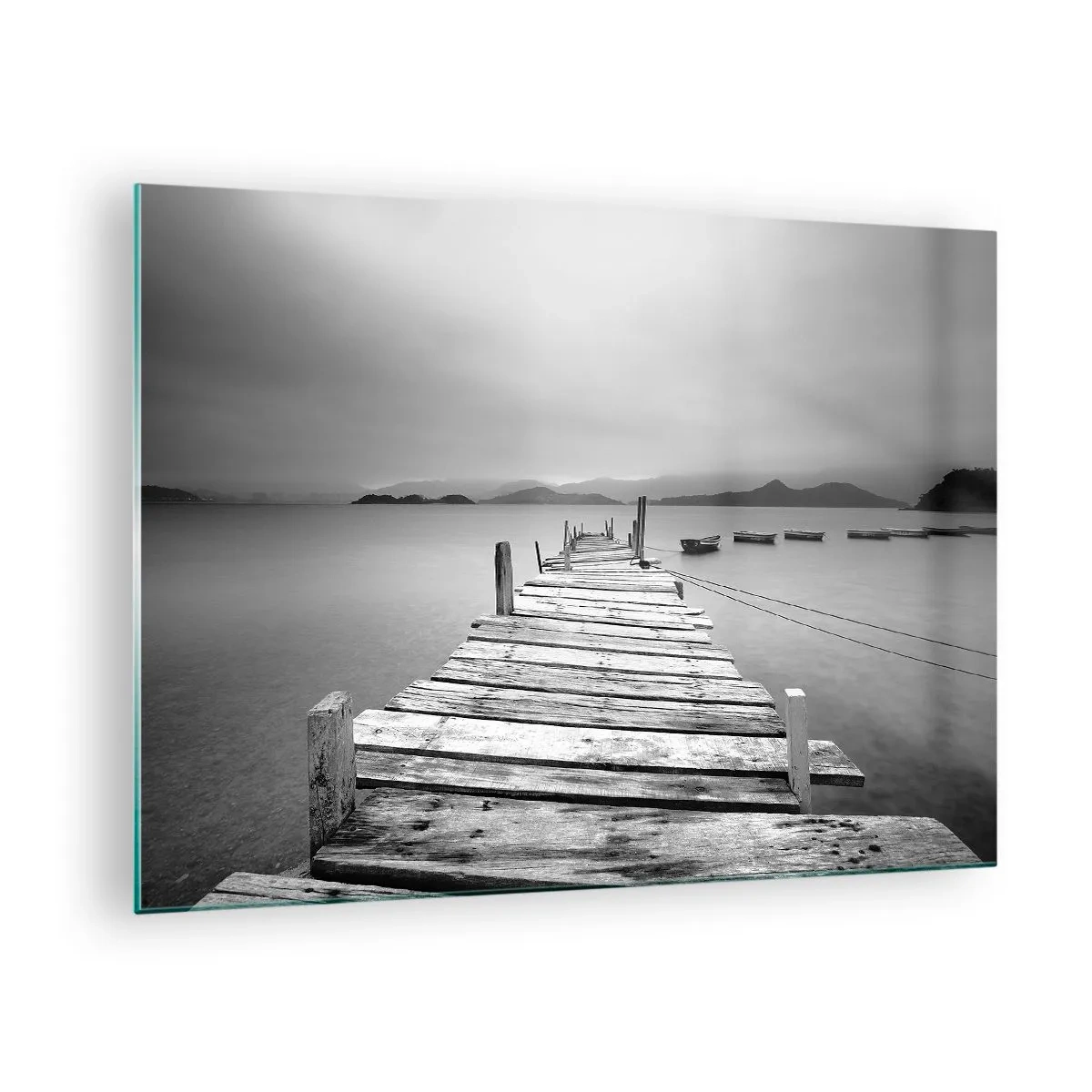 Obraz na szkle - Drewniany pomost nad spokojnym jeziorem w czerni i bieli - 70x50cm - Za górami, za morzami - Nowoczesna dekoracja ścienna do salonu i sypialni ARTTOR
