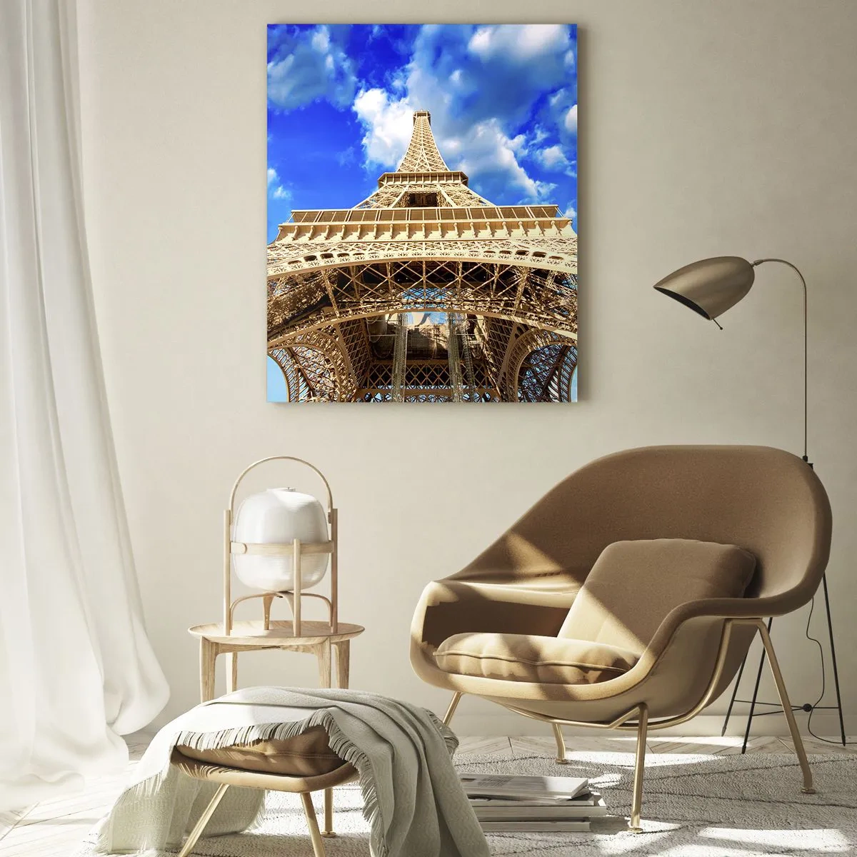 Obraz na szkle - Wieża Eiffla widziana z perspektywy do góry na tle nieba - 50x70cm - Sięgając nieba i chmur - Nowoczesna dekoracja ścienna do salonu, kuchni i sypialni ARTTOR