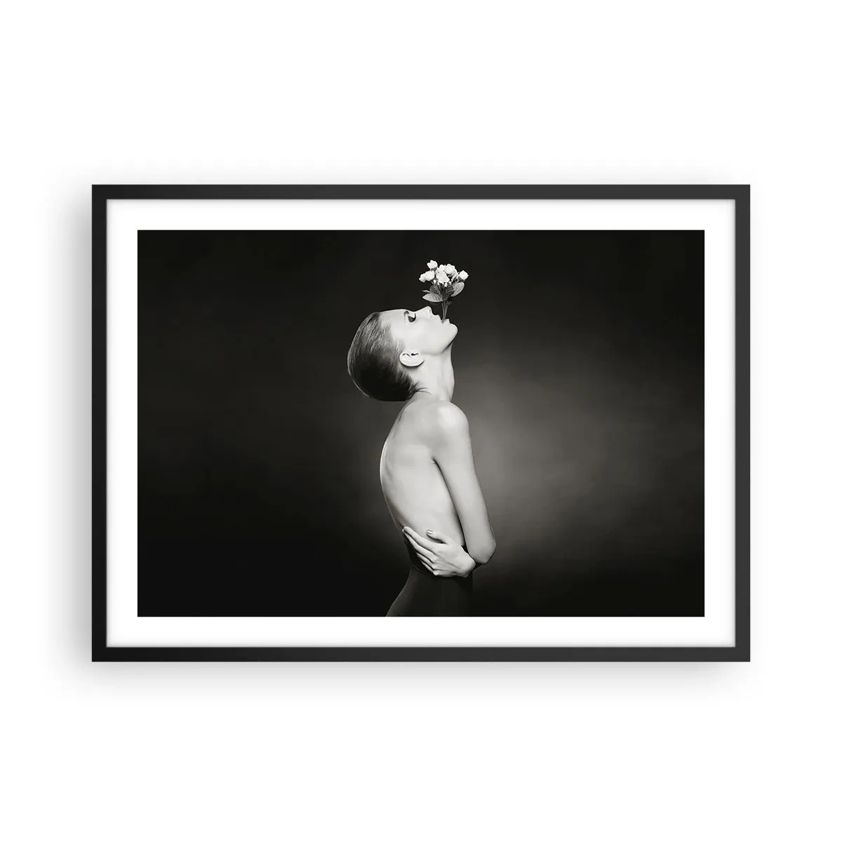 Plakat w czarnej ramie - Czarno-biała sylwetka kobiety z kwiatem - 70x50cm - Ekscentryczna elegancja - Nowoczesna dekoracja ścienna do salonu i sypialni ARTTOR
