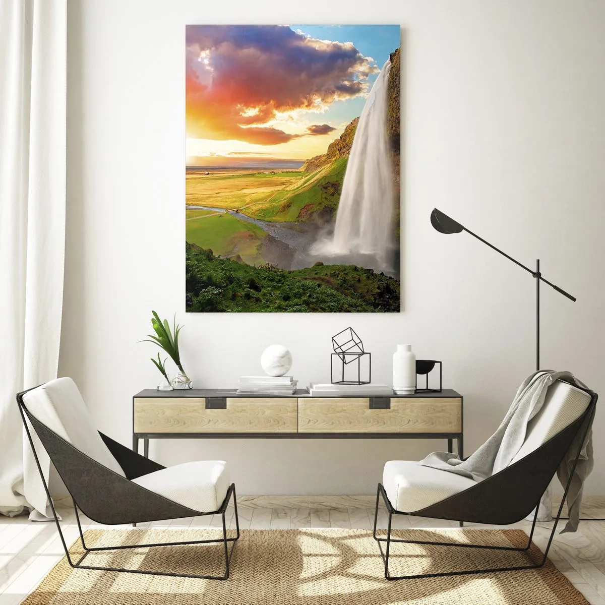 Obraz na szkle - Wodospad w malowniczym krajobrazie o zachodzie słońca - 70x100cm - Pełnia islandzkiego lata - Nowoczesna dekoracja ścienna do salonu i sypialni ARTTOR