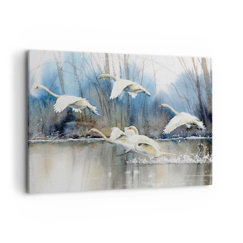 Obraz na płótnie - Łabędzie w locie nad zamarzniętym jeziorem w zimowym krajobrazie - 100x70cm - Jak w baśni o dzikich łabędziach - Nowoczesna dekoracja ścienna do salonu, kuchni i sypialni ARTTOR