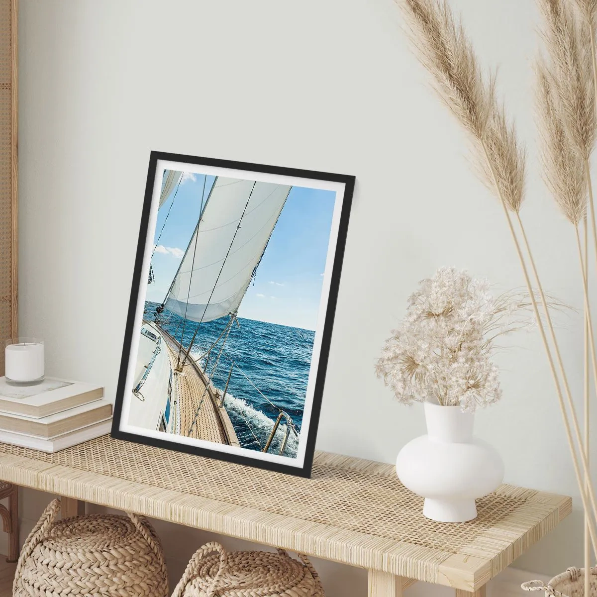 Plakat w czarnej ramie - Żaglówka na pełnym morzu w słoneczny dzień - 50x70cm - Ahoj, przygodo - Nowoczesna dekoracja ścienna do salonu i sypialni ARTTOR