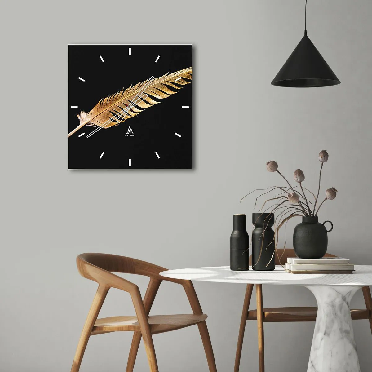 Zegar ścienny - Złote pióro na czarnym tle - 30x30cm - Nie lada piórem opatrzony… - Nowoczesna dekoracja ścienna do salonu i sypialni ARTTOR