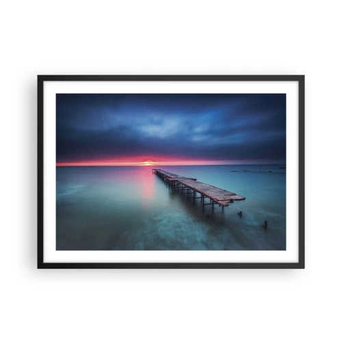 Plakat w czarnej ramie - Drewniane molo prowadzące wprost na morze o zachodzie słońca - 70x50cm - Między niebem a ziemią - Nowoczesna dekoracja ścienna do salonu i sypialni ARTTOR