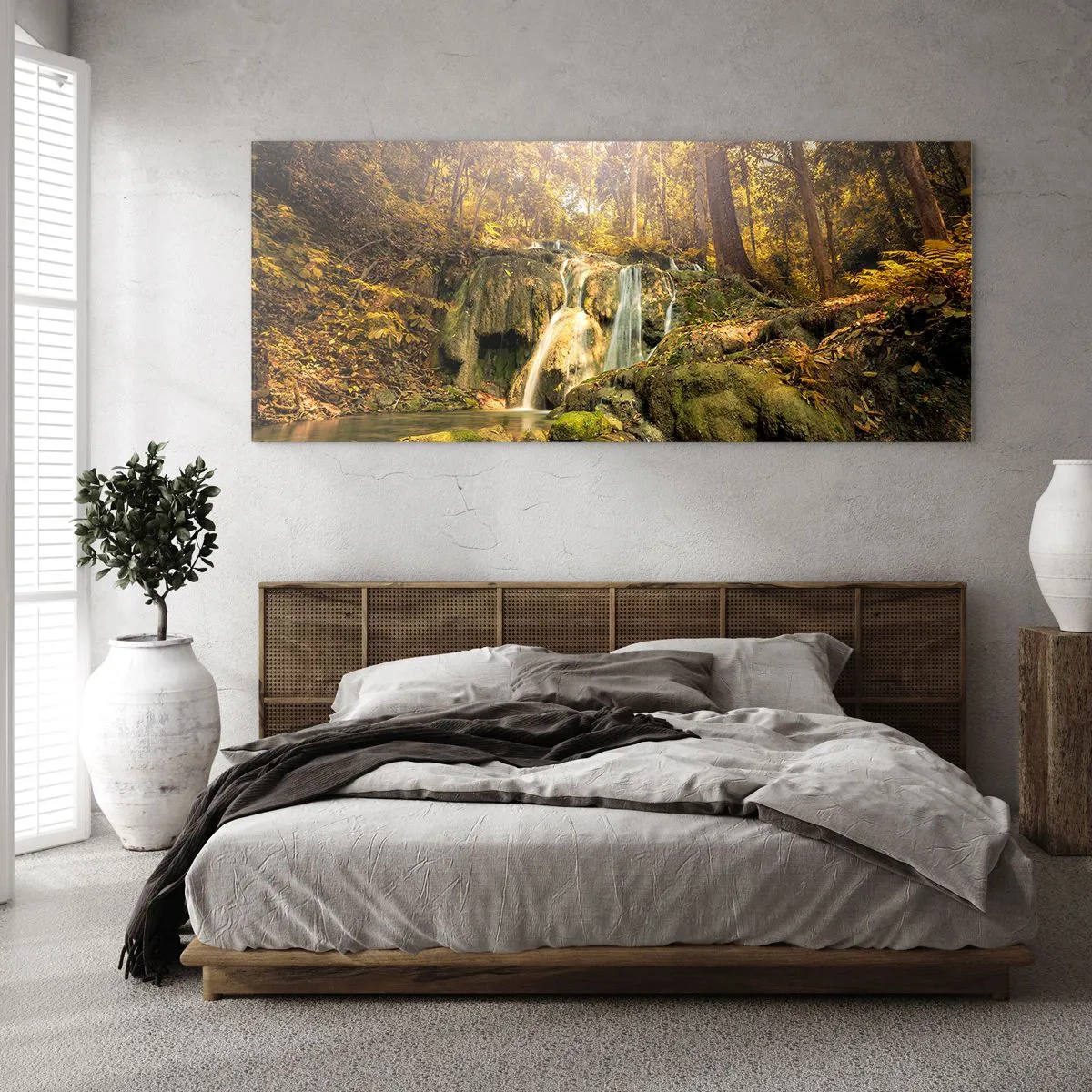 Obraz na szkle - Leśny wodospad w promieniach słońca otoczony zielenią - 140x50cm - Leśna kaskada w zieleni - Nowoczesna dekoracja ścienna do salonu i sypialni ARTTOR