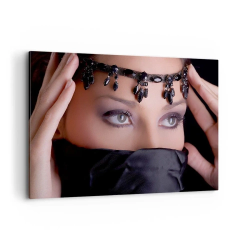 Obraz na płótnie - Portret kobiety z ozdobną biżuterią na tle czerni - 120x80cm - Orientalna kusząca tajemnica - Nowoczesna dekoracja ścienna do salonu, kuchni i sypialni ARTTOR
