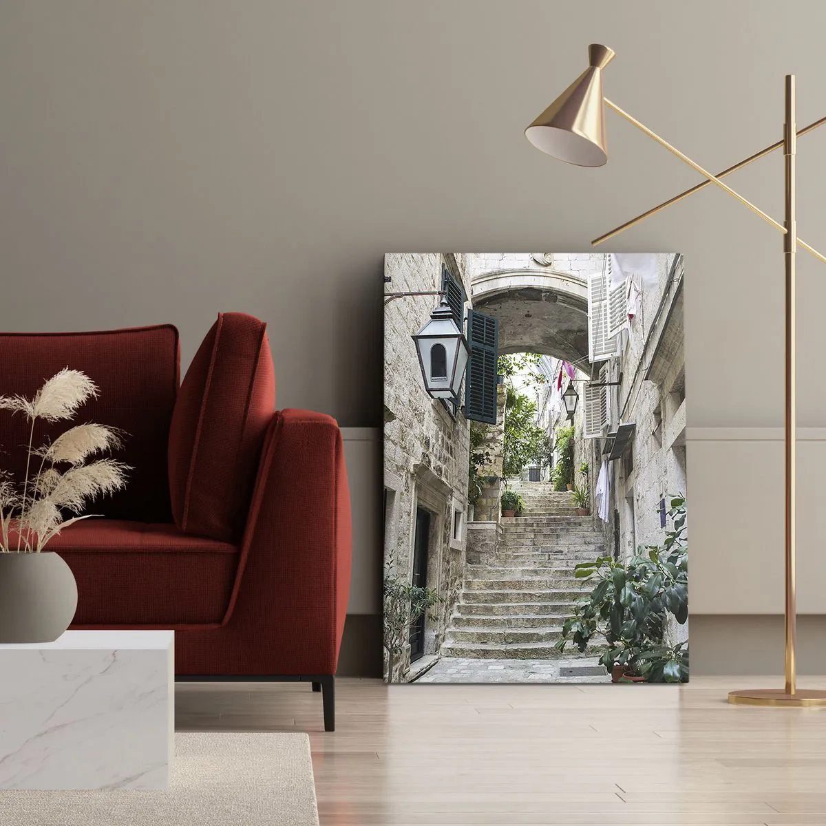 Obraz na płótnie - Kamienna uliczka z roślinami i łukiem między budynkami - 70x100cm - Urokliwy zaułek - Nowoczesna dekoracja ścienna do salonu i sypialni ARTTOR