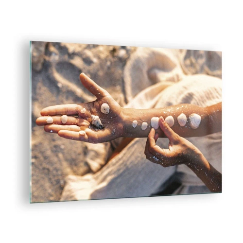 Obraz na szkle - Dłonie dziecka z muszelkami na tle piasku i tkaniny - 70x50cm - Piękno w zasięgu ręki - Nowoczesna dekoracja ścienna do salonu i sypialni ARTTOR