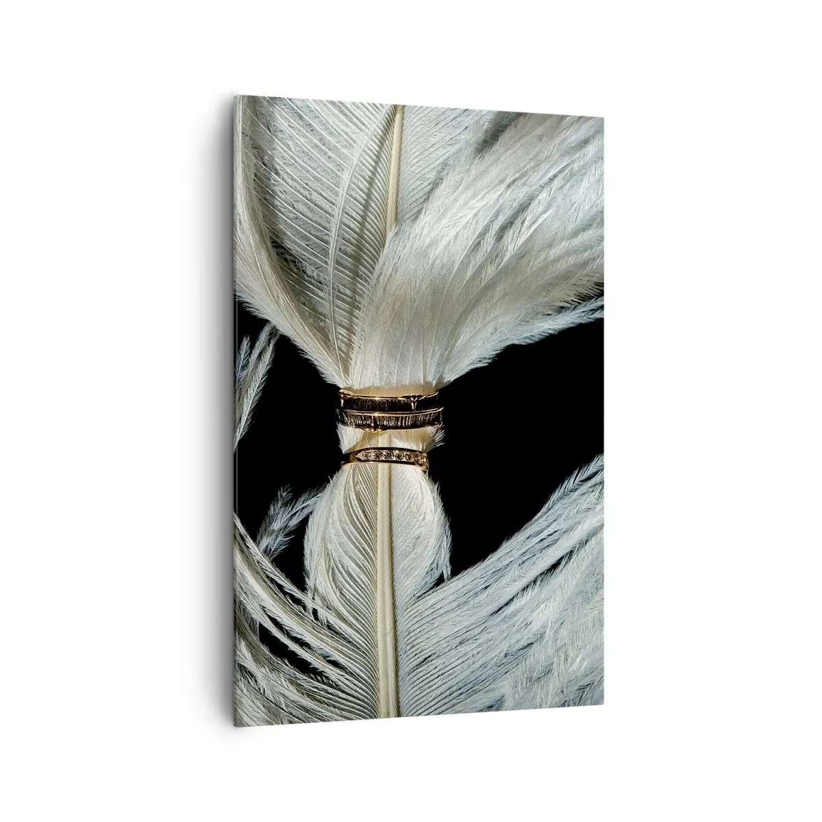 Obraz na płótnie - Białe pióro z dwoma złotymi obrączkami na czarnym tle - 80x120cm - ...i nie opuszczę Cię… - Nowoczesna dekoracja ścienna do salonu i sypialni ARTTOR